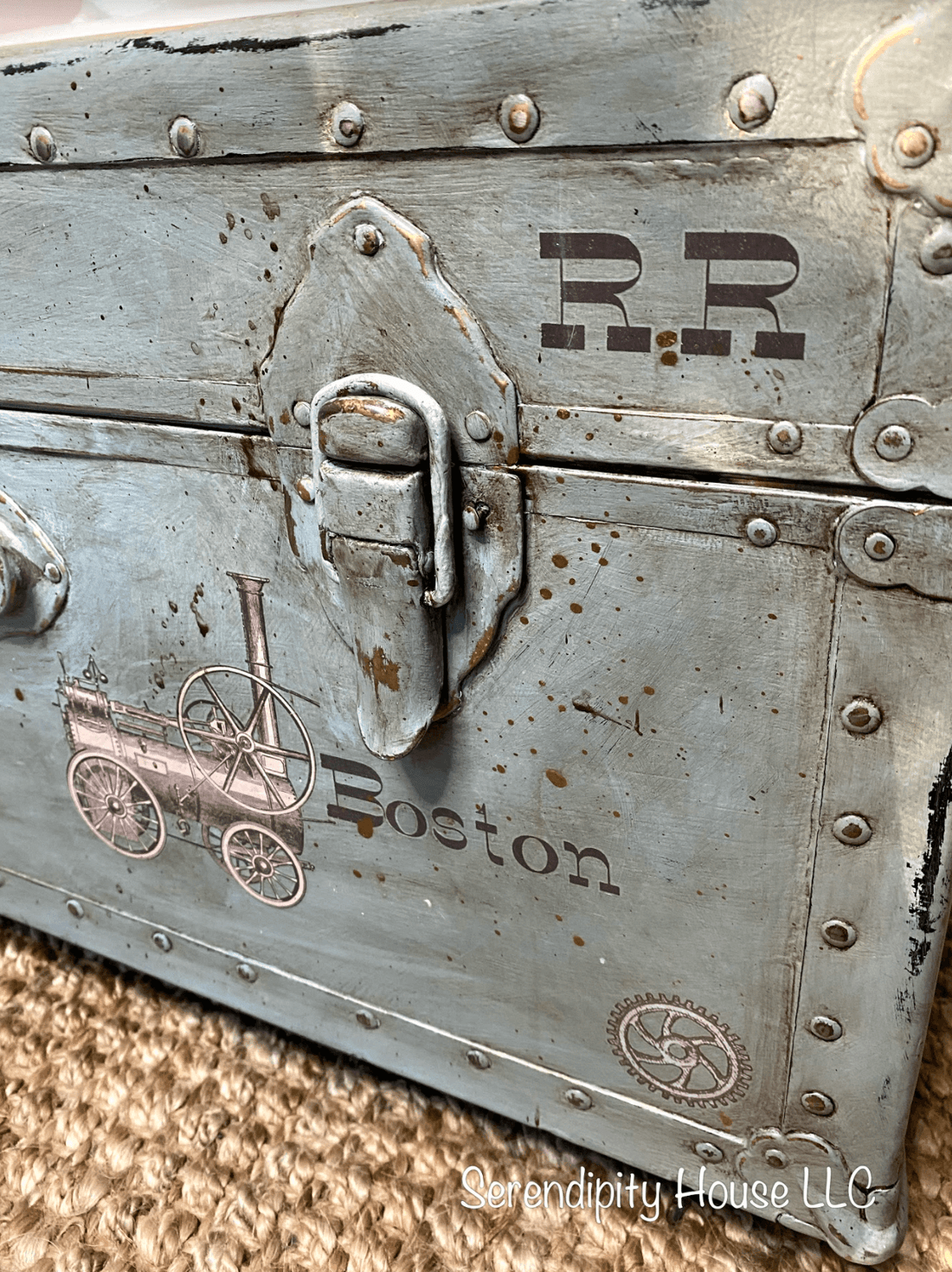Vintage Travel Decor Ideas: DIY Trunk Coffee Table